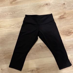 Lululemon black wunderunder capris size 8